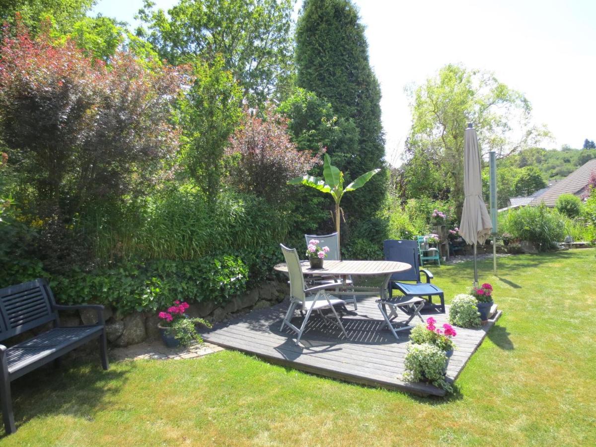 Holiday Flat With Idyllic Garden In ダウン エクステリア 写真